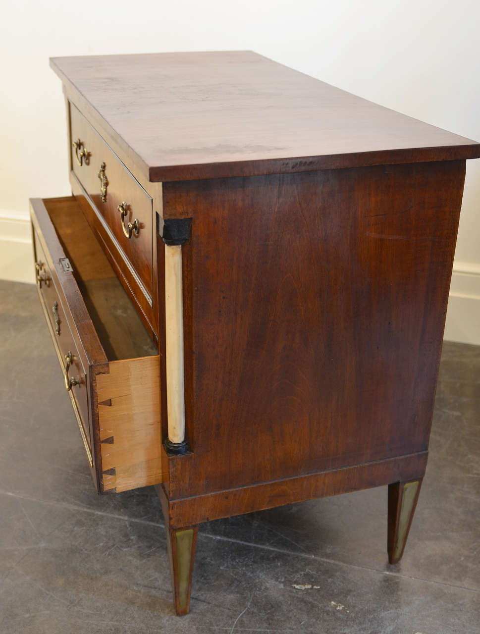 1820s Mahogany German Biedermeier Commode with Two Drawers and Alabaster Columns 2